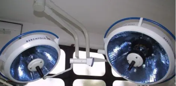 Двокупольна безтіньова операційна галогенова лампа BERCHTOLD Chromophare D650